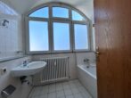 ++NEU IM ANGEBOT++ Große 2 Zi.-Stadt-Wohnung ganz oben mit Aufzug, Tiefgarage und Balkon in Lörrach - Badezimmer